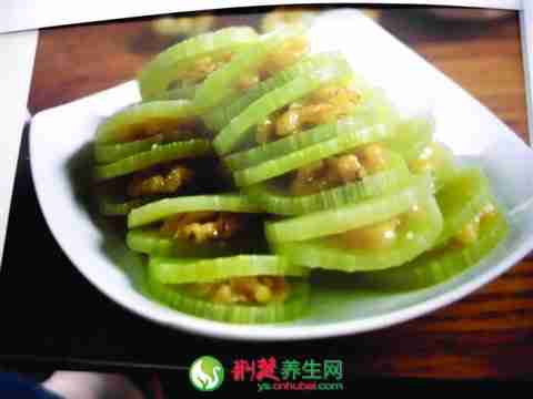 桃仁青笋的做法 鲜美爽脆 美容养颜