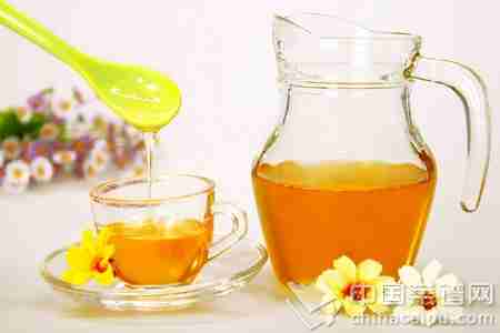 喝蜂蜜误区： 睡前喝易发胖
