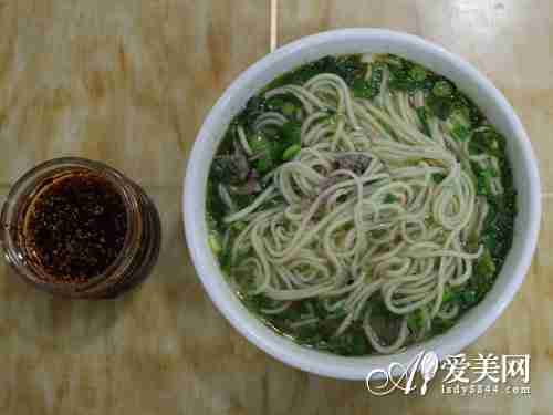  剩饭加热易致消化不良 7种食物最伤肠胃 