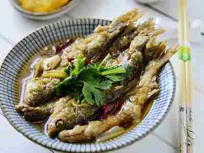 铁锅炖鱼玉米饼